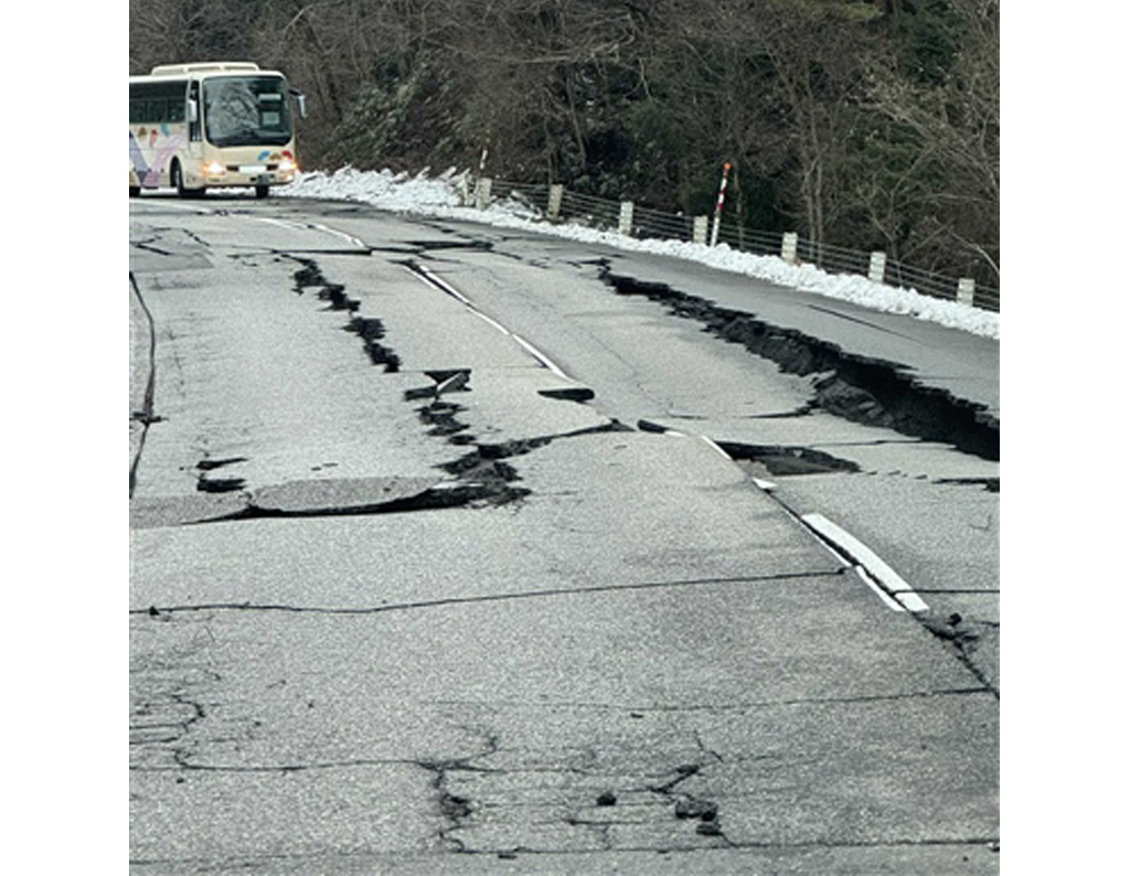 能登半島地震の発生直後に切れ目が入った道路。仙座夏子さんが乗っていたバスは横転しそうなほど揺れたという＝１日午後４時１０分ごろ、石川県能登町（仙座さん提供）