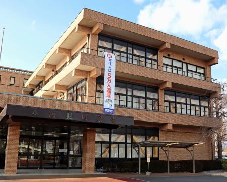 茨城県阿見町役場。人口５万人を超え、２０２６年度中に「令和初」となる新市制移行を目指している＝２３日