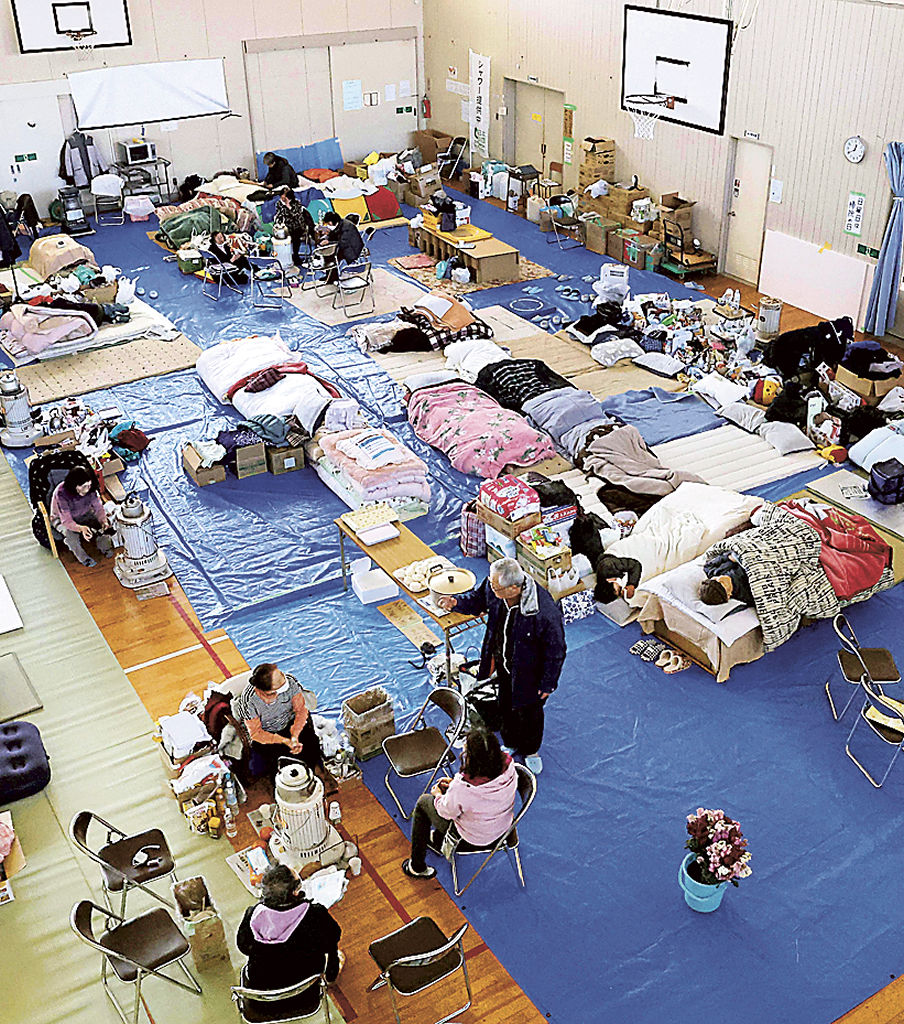避難所となっている石川県珠洲市の中学校＝３１日午後