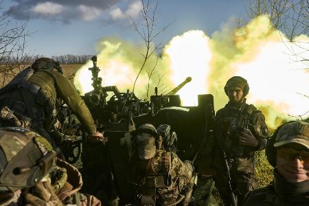 昨年１１月、ウクライナ東部ドネツク州のバフムト周辺で対空機関砲を発射するウクライナ軍の兵士ら＝（ゲッティ＝共同）