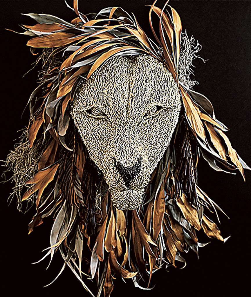 ライオンをかたどった作品（左）は三つ編みにした針金を用いている。人の顔がモチーフの作品（右）は、さまざまな角度から光を当てることで、影がつくる表情が変化
