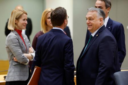１日、ＥＵ首脳会議で各国首脳らと話すハンガリーのオルバン首相（手前右）＝ベルギー・ブリュッセル（ＡＰ＝共同）