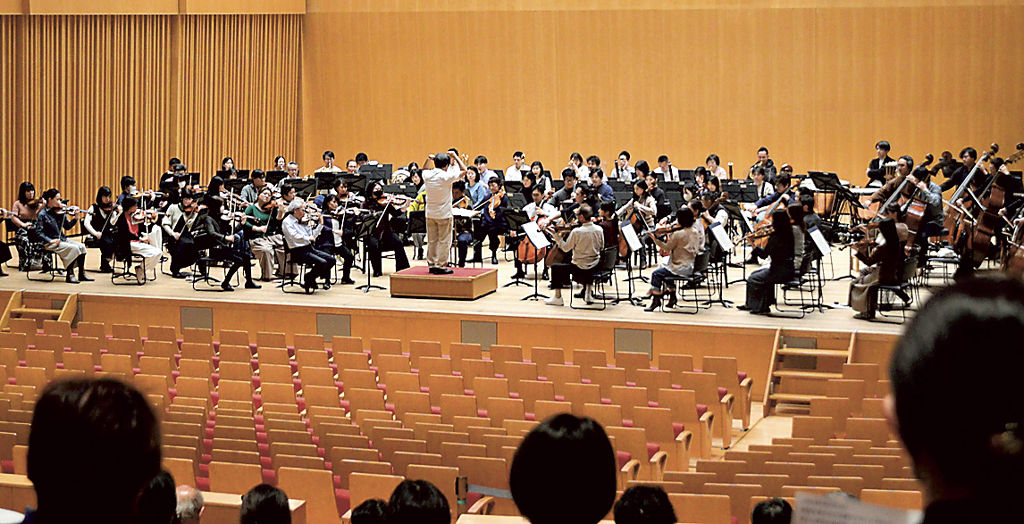 「＠Ｓ＋」会員らに公開した富士山静岡交響楽団のリハーサル＝静岡市清水区のマリナート