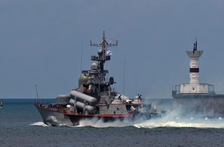 ロシア海軍のミサイル艇「イワノベツ」＝２０１８年７月、ウクライナ南部セバストポリ（タス＝共同）