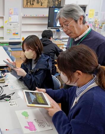 タブレット端末を使用した研修を受ける教員たち＝２０２３年１２月、熊本市