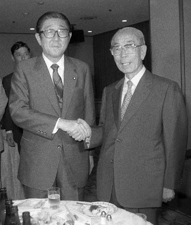 福田派のパーティーで握手する福田赳夫元首相（右）と安倍晋太郎外相＝１９８６年７月、東京都内のホテル