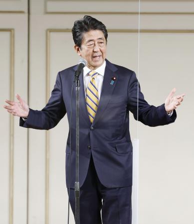 自民党安倍派のパーティーであいさつする安倍元首相＝２０２１年１２月、東京都内のホテル
