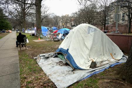 ＦＲＢ本部近くにあるホームレスのテント村＝１月、米ワシントン（共同）