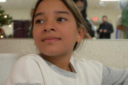 米エルパソのシェルターで取材に答えるベネズエラ人の少女＝２０２３年１２月（共同）