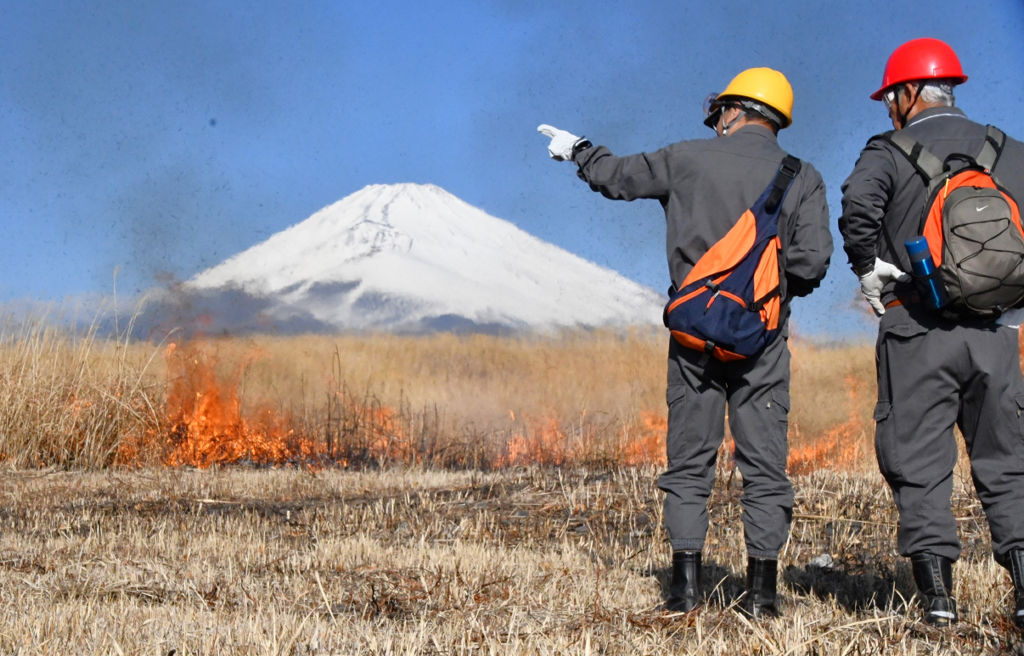 東富士演習場の野焼き作業で燃え広がる炎＝３日午前、裾野市