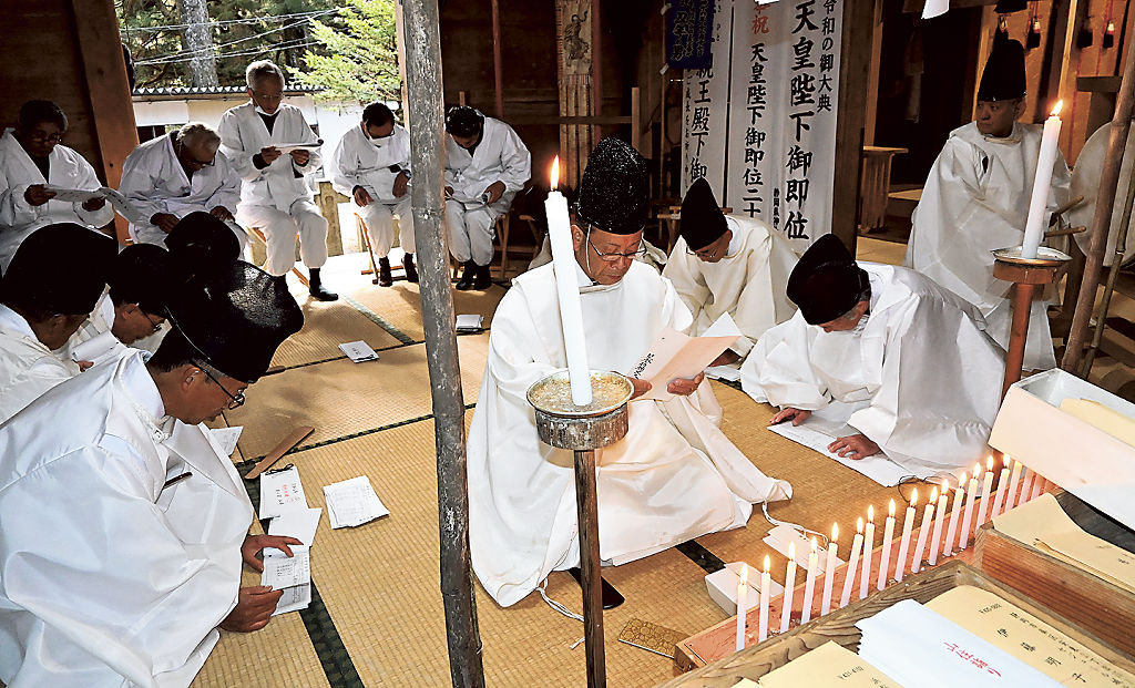 祈とう希望者の名前を読み上げ、幸運を願う神職ら＝浜松市天竜区水窪町の山住神社