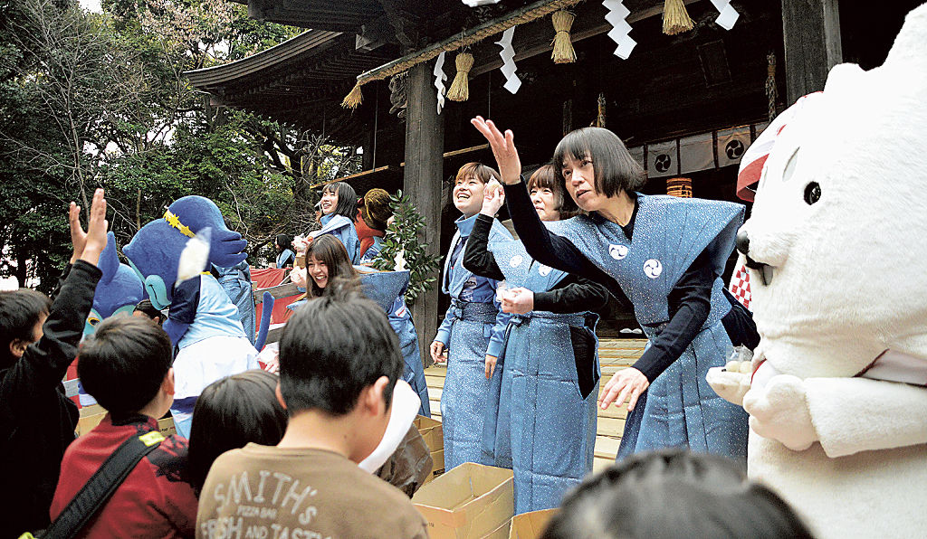静岡ＳＳＵボニータの選手らが豆をまいた節分祭＝磐田市中泉の府八幡宮