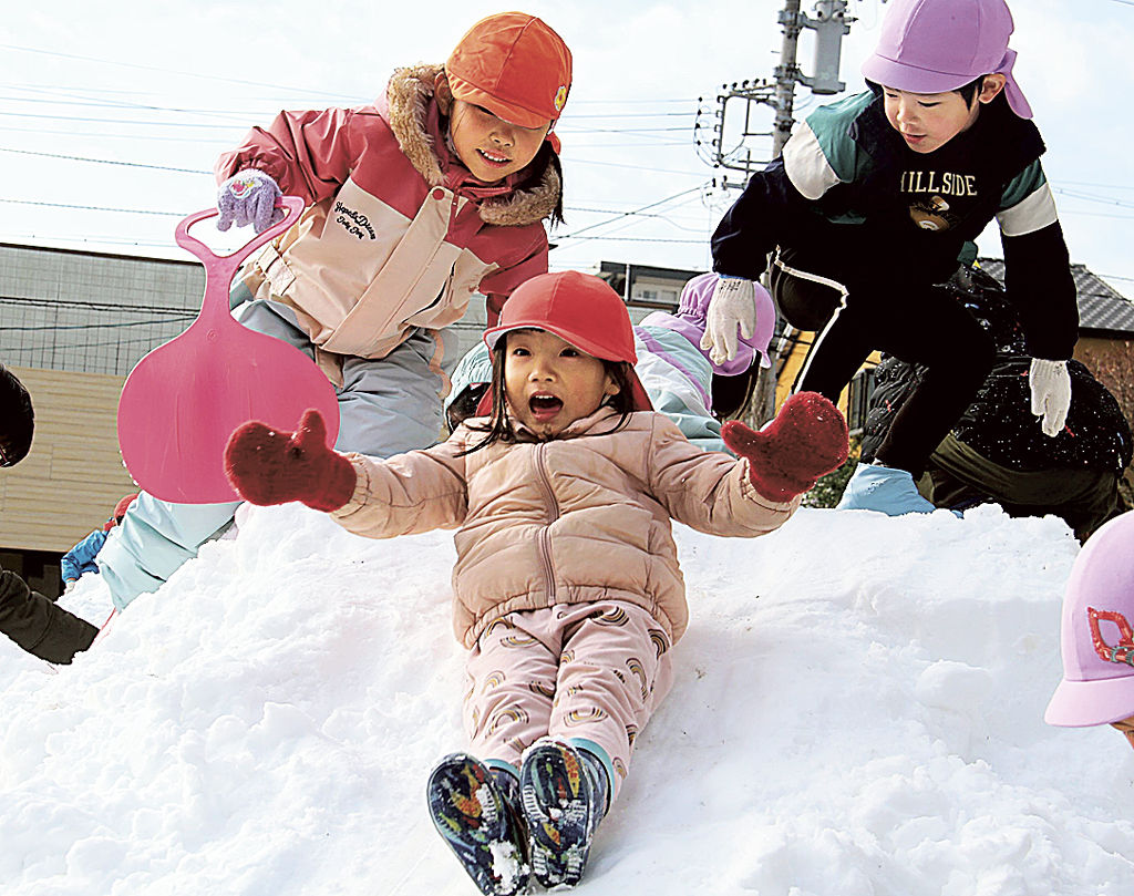 雪遊びを楽しむ園児＝島田市の大津通公園