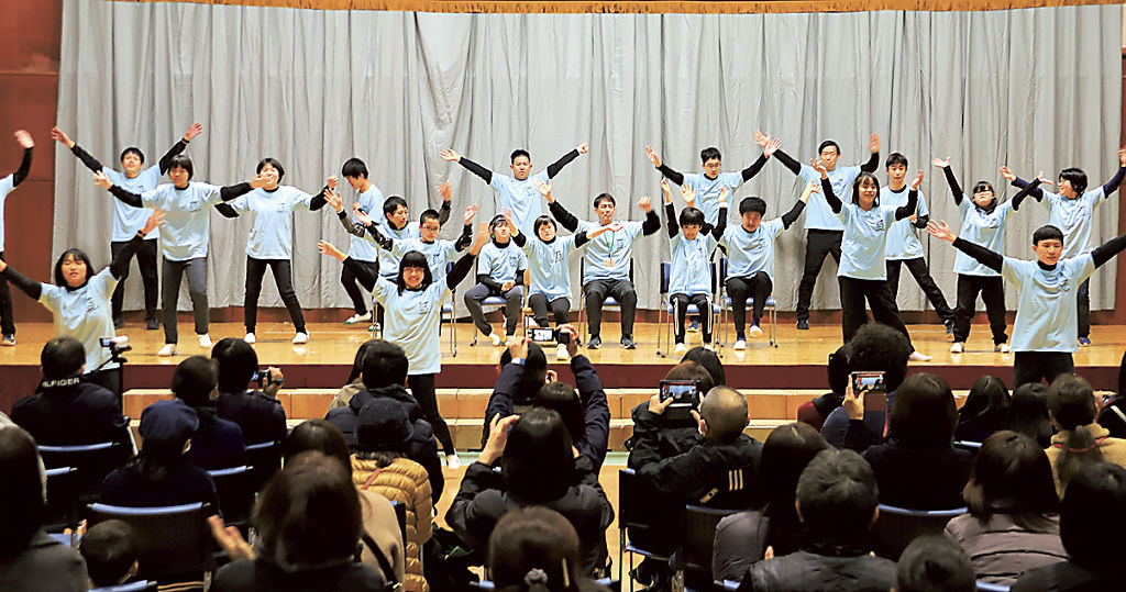 はつらつとしたダンスを披露する中等部の生徒たち＝静岡市葵区の静岡大付属特別支援学校