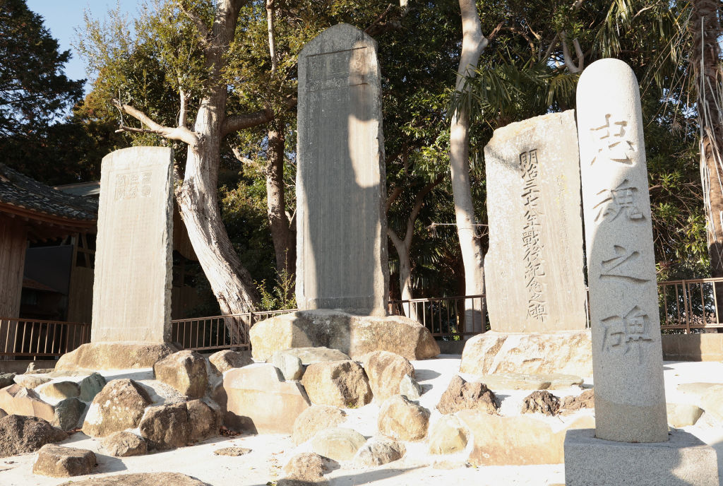 芝八幡神社の境内にある忠魂碑。過去には撤去が検討されていた＝１２月下旬、袋井市浅羽