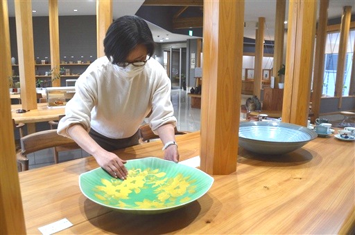 吉田美統さんの作品（手前）など、実際に手に触れることもできる企画展「人間国宝のすべて」＝沼津市の静岡陶芸美術館