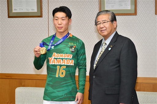 メダルを手に優勝を報告した後藤さん（左）＝富士宮市役所