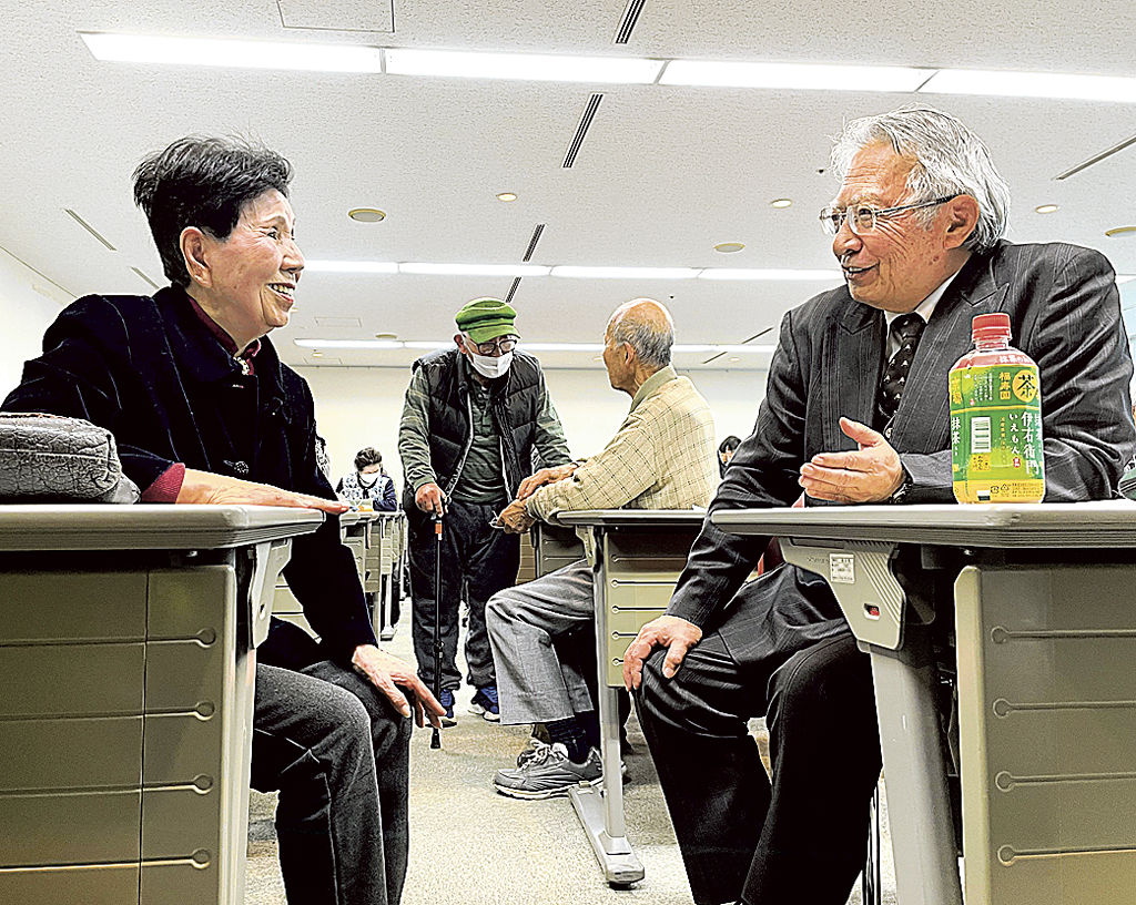 会場で会話する袴田ひで子さん（左）と大川原正明さん＝４日午後、静岡市清水区
