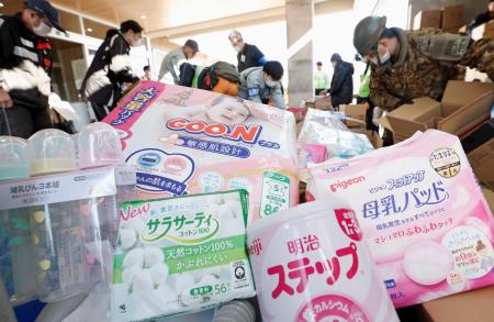 石川県珠洲市に届いた支援物資の仕分け作業。乳幼児のためのおむつやミルクなども配られた＝４日午後