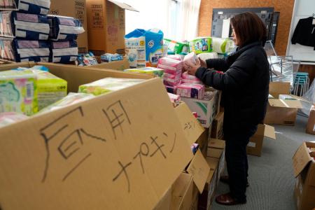 石川県輪島市の避難所に置かれた生理用品や女性用の肌着などの支援物資。目隠しが設置されるなどの配慮がされていた＝４日午後