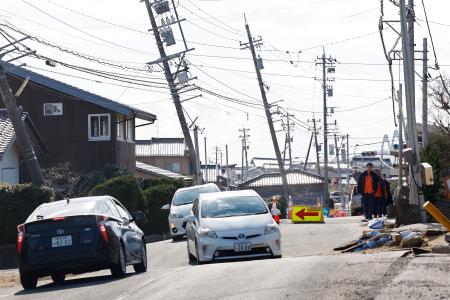 液状化とみられる現象で多くの被害を受けた石川県内灘町＝４日午後