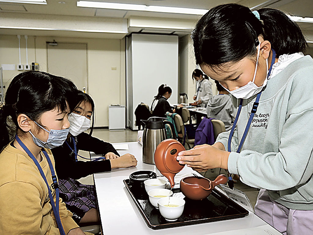 藤枝めぐみの茶葉を使い、おいしい入れ方を実践する児童＝３日、藤枝市役所