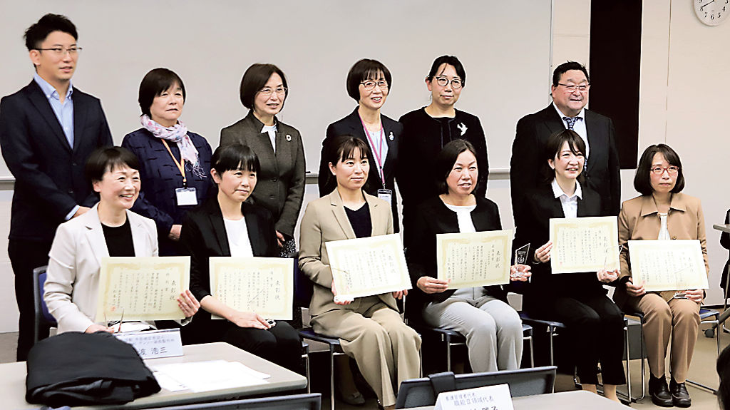 看護業務効率化アワードで、表彰を受ける医療機関の看護師ら＝静岡市内