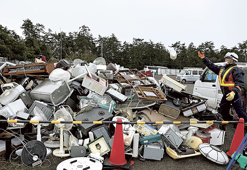 石川県珠洲市の仮置き場に運び込まれた災害ごみ＝６日午前