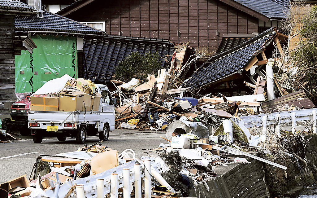津波の被害を受け、がれきが散乱したままの石川県能登町白丸地区＝６日午前（写真の一部を加工しています）