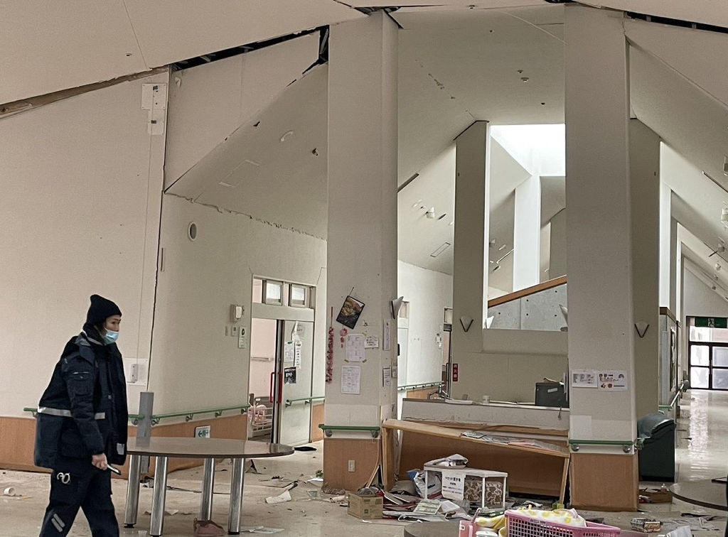 建物の一部が損壊した介護施設の状況を確認するＤＭＡＴ隊員（左）＝１月下旬、石川県輪島市（聖隷浜松病院提供）
