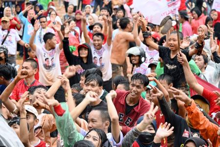 インドネシア・ジャカルタで開かれた連帯党の集会で踊る若者ら＝１月２７日（共同）