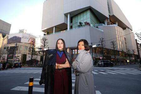 数々のストリートファッションが生まれた東京・渋谷の公園通りで、渋谷パルコを背景に立つ古田泰子さん（右）とティファニー・ゴドイさん（撮影・大島千佳）
