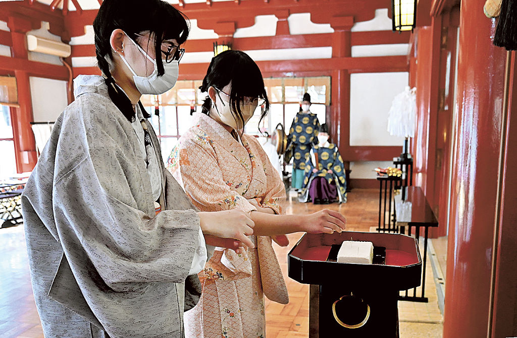 古針を豆腐に刺して供養する学生＝静岡市葵区の静岡浅間神社