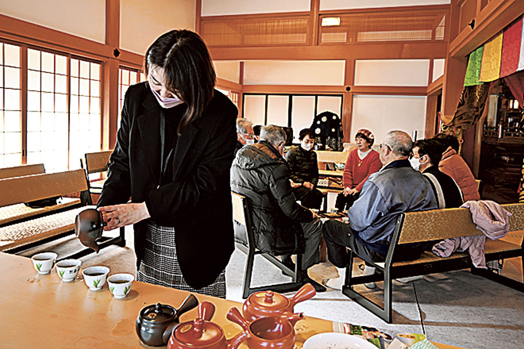 茶を入れる菊川市茶業協会の一色京子事務局長＝菊川市堀之内の報恩寺