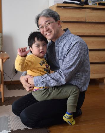 ダウン症の大和ちゃん（左）を家族に迎えた松原宏樹さん＝２０２３年１１月、奈良市