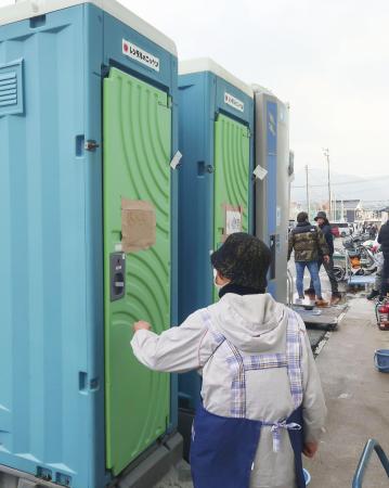 石川県輪島市立鳳至小の避難所に設置された仮設トイレ