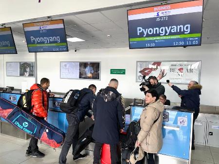 ９日、ロシアのウラジオストク空港で平壌行き航空便の搭乗手続きをする旅行客ら（共同）