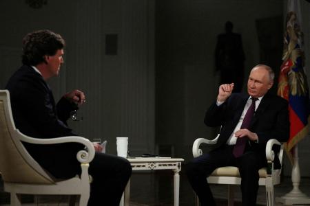 タッカー・カールソン氏（左）のインタビューに応じるロシアのプーチン大統領＝６日、モスクワ（ロイター＝共同）