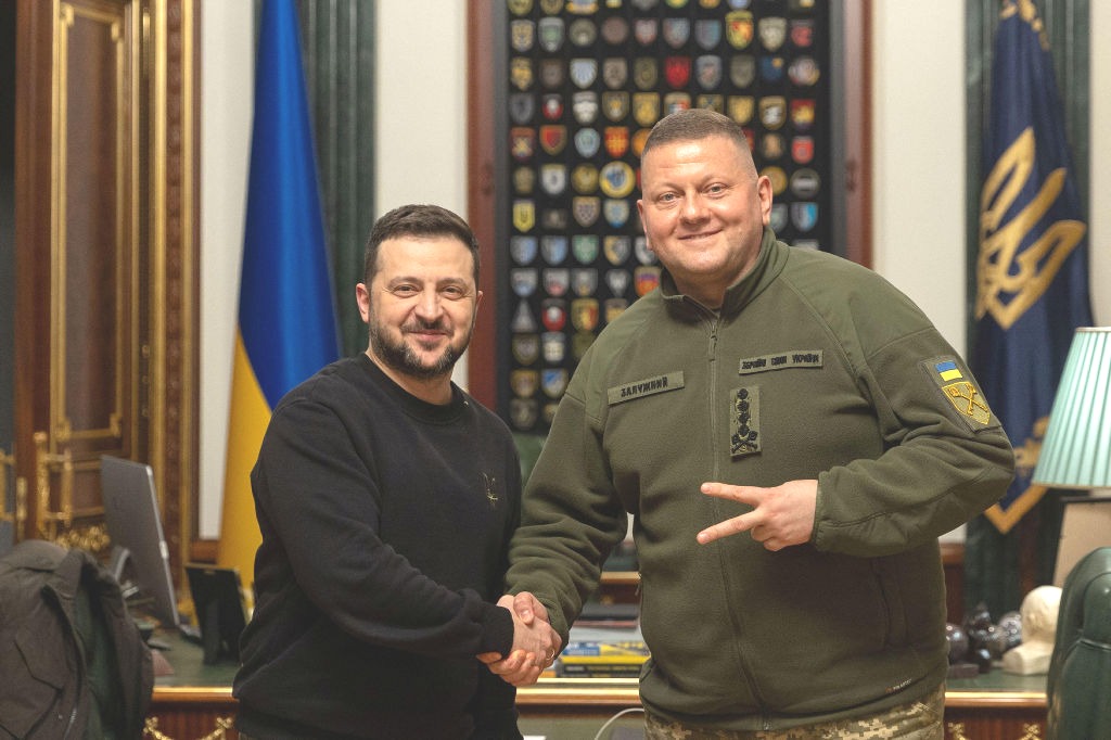 ８日、握手するウクライナのゼレンスキー大統領（左）とザルジニー軍総司令官＝キーウ（ウクライナ大統領府提供、ロイター＝共同）