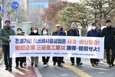 韓国最高裁へ向かう元徴用工訴訟の原告ら。左から５人目は朴相福さん＝２０２３年１２月２８日、ソウル（撮影・宋慶碩、共同）