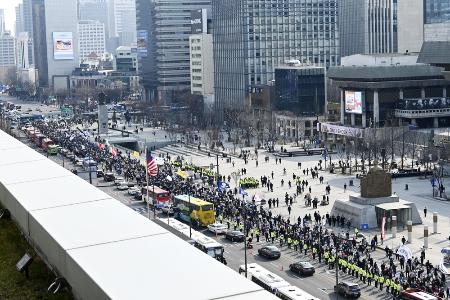 韓国・尹錫悦政権が元徴用工訴訟問題の「解決策」を発表した２０２３年３月、対日外交を批判する集会をした後、韓国外務省と日本大使館へ抗議のデモ行進をする人たち＝ソウル（共同）