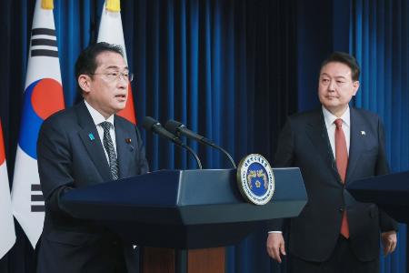 ２０２３年５月７日、ソウルの大統領府で共同記者会見に臨む岸田首相（左）と韓国の尹錫悦大統領（代表撮影・共同）