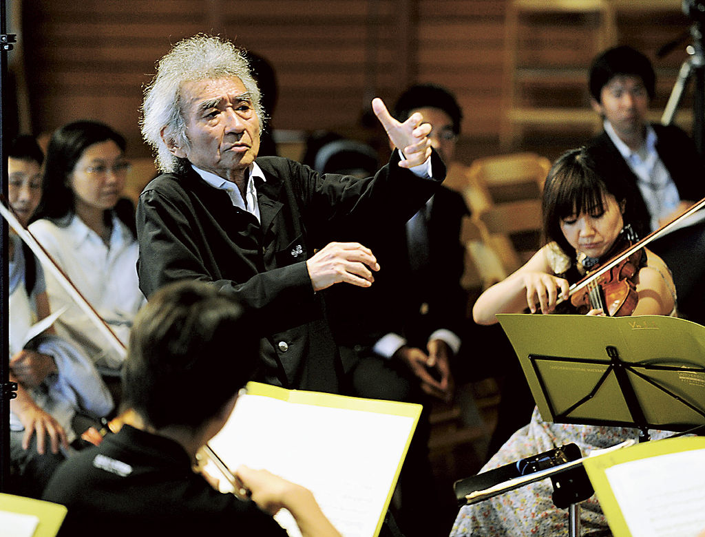 ２０１０年８月、「若い人のための室内楽勉強会」で、オーケストラを指揮する小澤征爾さん＝長野県山ノ内町の「森の音楽堂」