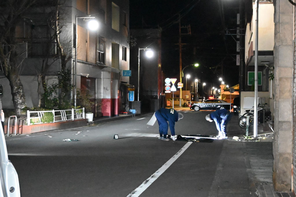 男性３人が切りつけられるなどしてけがを負った現場＝１１日午前３時１５分、掛川市紺屋町
