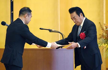納税表彰式で財務大臣表彰を授与される高橋英樹さん（右）＝２０１８年１０月、東京都港区