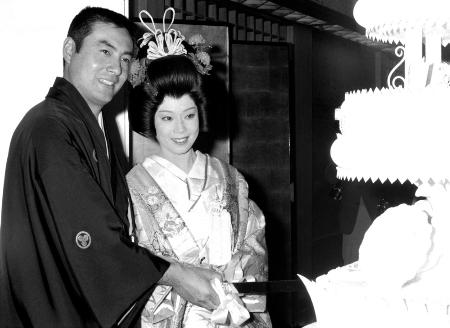 結婚式でケーキにナイフを入れる俳優の高橋英樹さんと妻の美恵子さん＝１９７４年３月、東京