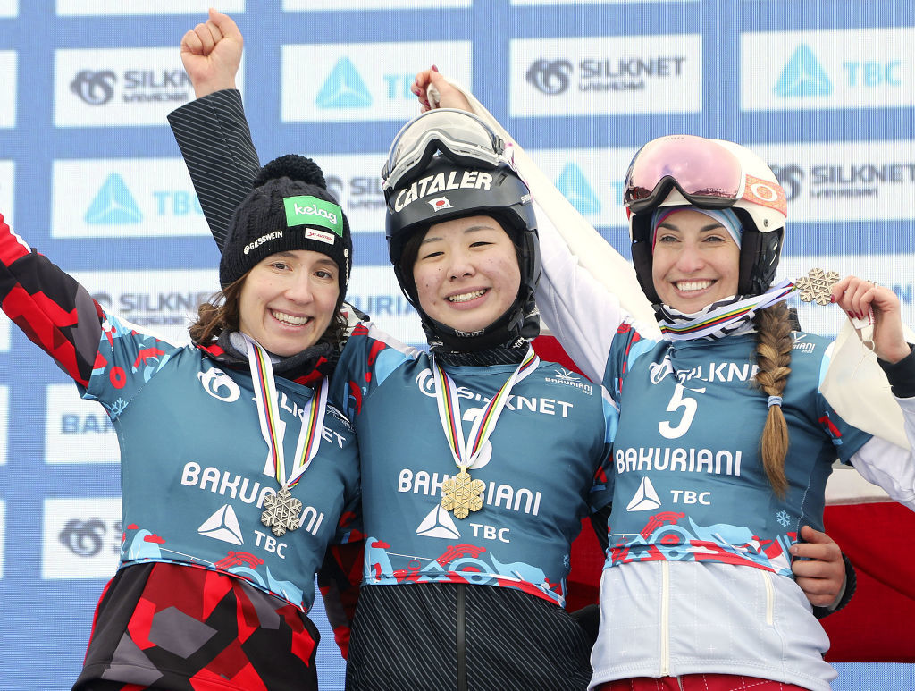 スノーボードの世界選手権で女子パラレル大回転を制し、表彰式で笑顔の三木つばき（中央）。スノーボードのアルペン種目で日本勢として初の世界一に輝いた＝２月、ジョージアのバクリアニ（共同）
