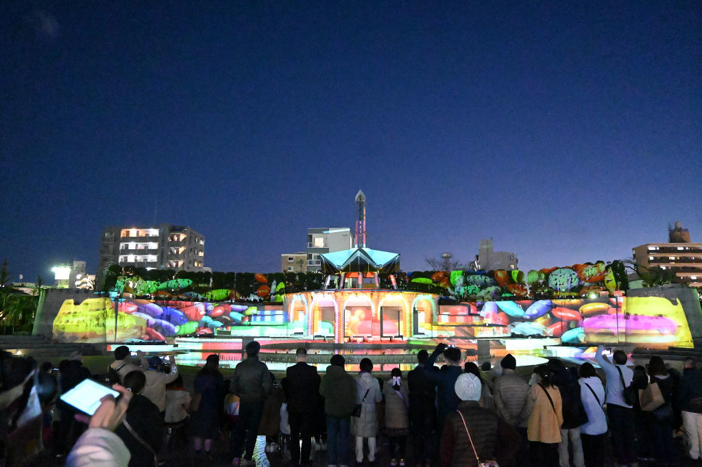 きらびやかな映像や音楽が人々を魅了したプロジェクションマッピング＝静岡市葵区