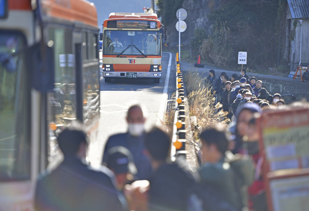 あわしまマリンパーク最寄りのバス停で沼津駅行きのバスを待つ人たち。地元経済に特需が起きている＝１２日午後、沼津市（東部総局・田中秀樹）
