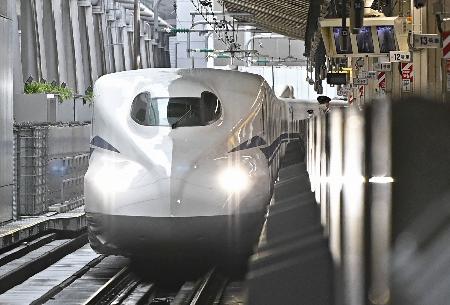 ＪＲ東京駅のホームに入る東海道新幹線＝２０２０年６月